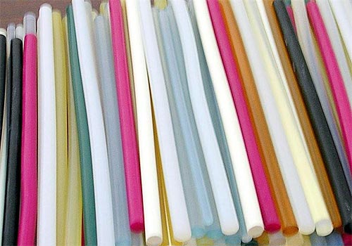 Czy kolor kleju termotopliwego decyduje o jego działaniu?