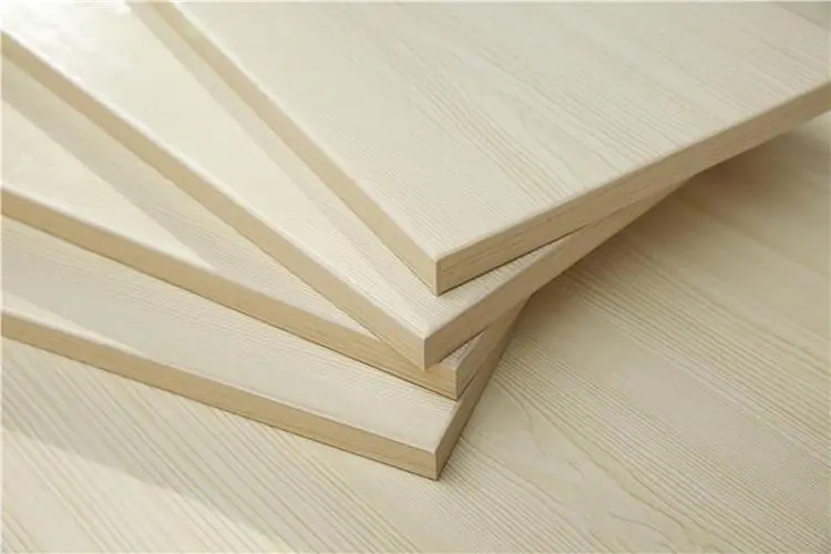 Wybór kleju topliwego w branży oklejania krawędzi mebli panelowych.